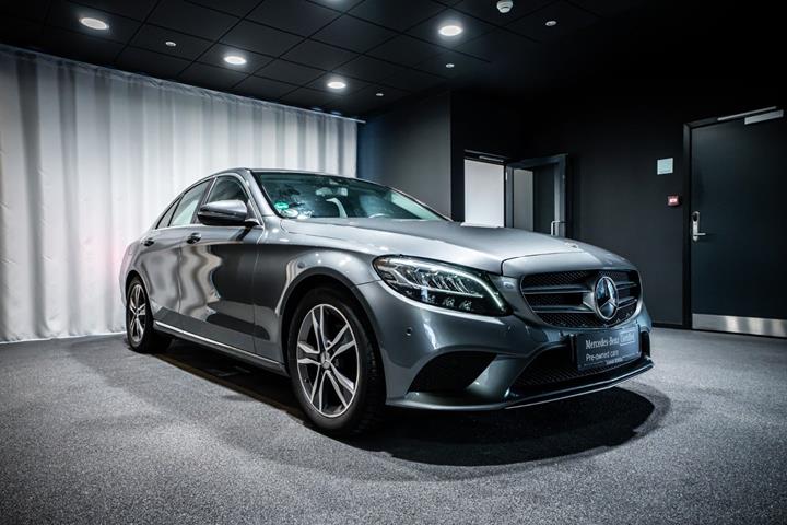 Grå Mercedes C220 d fra 2018