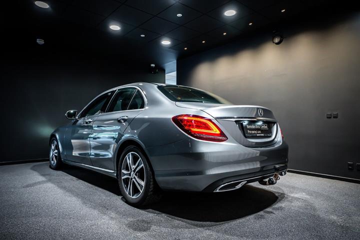 Grå Mercedes C220 d fra 2018