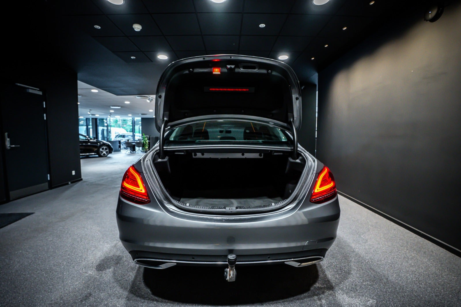 Grå Mercedes C220 d fra 2018