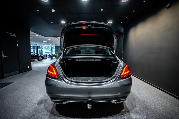 Grå Mercedes C220 d fra 2018
