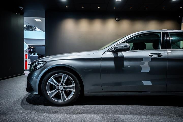 Grå Mercedes C220 d fra 2018