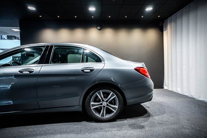 Grå Mercedes C220 d fra 2018