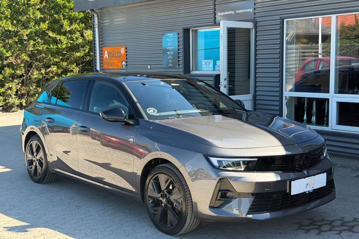 Grå Opel Astra-e fra 2024 set udefra