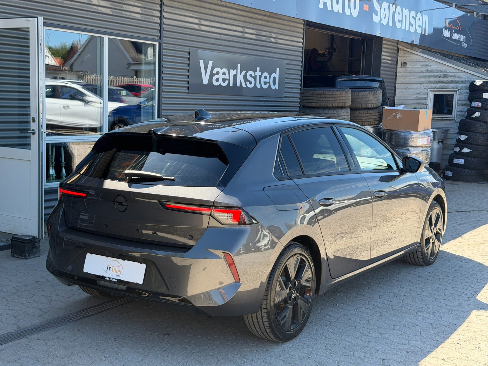 Grå Opel Astra-e fra 2024