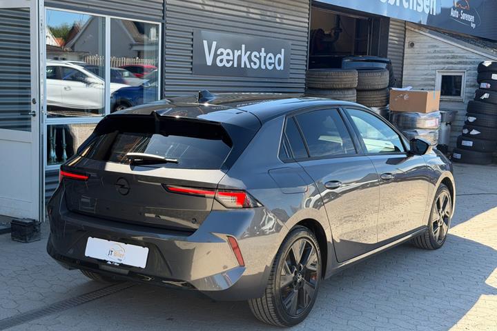 Grå Opel Astra-e fra 2024