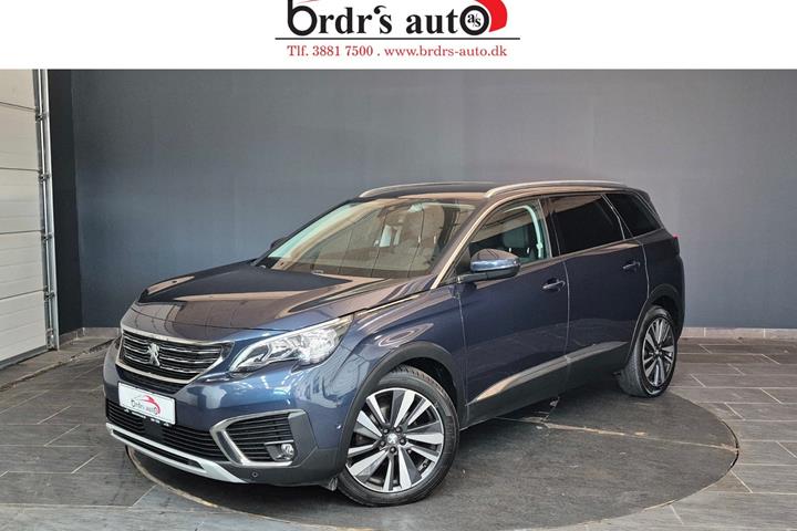 Blå Peugeot 5008 fra 2019 set udefra