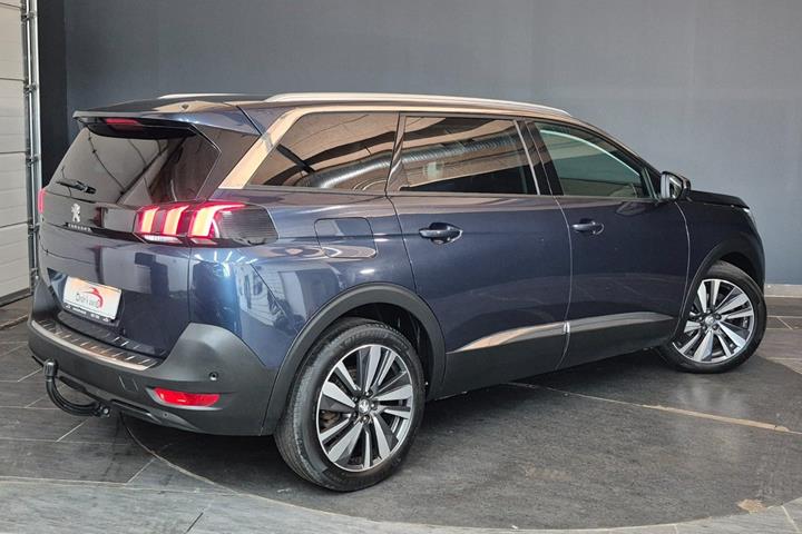 Blå Peugeot 5008 fra 2019