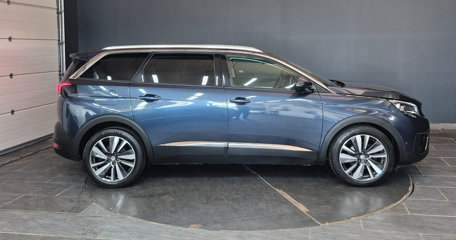 Blå Peugeot 5008 fra 2019