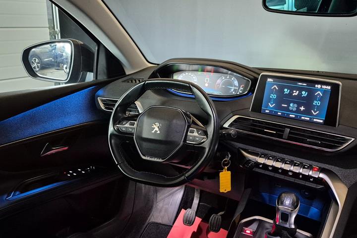 Blå Peugeot 5008 fra 2019