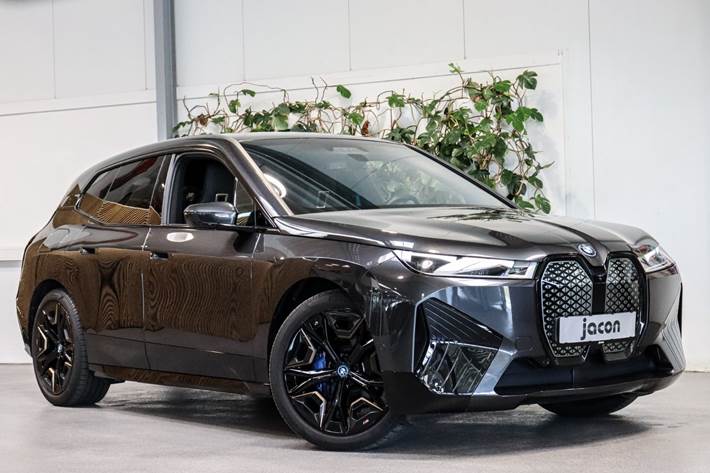 Grå BMW iX fra 2023