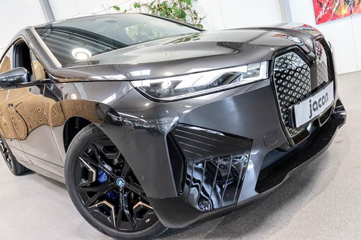 Grå BMW iX fra 2023