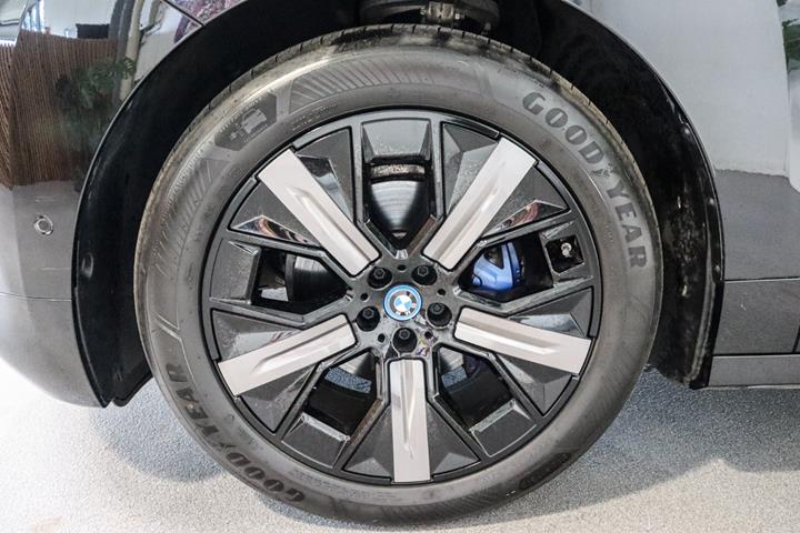 Sort BMW iX fra 2022