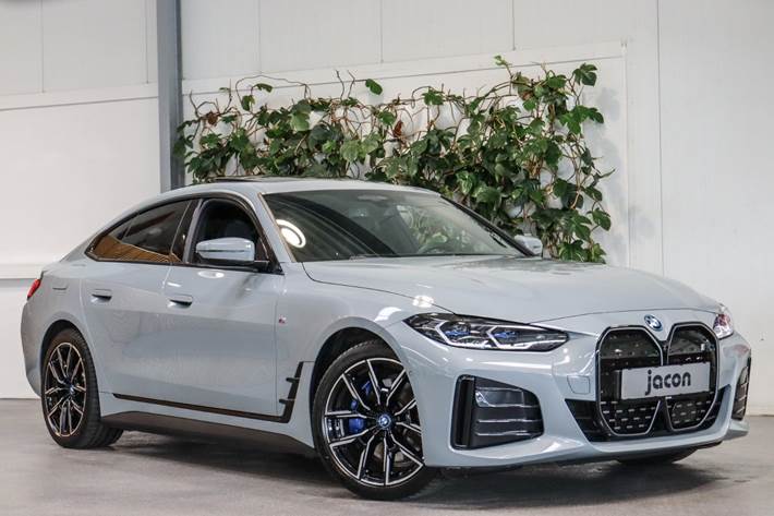 Grå BMW i4 fra 2022 set udefra