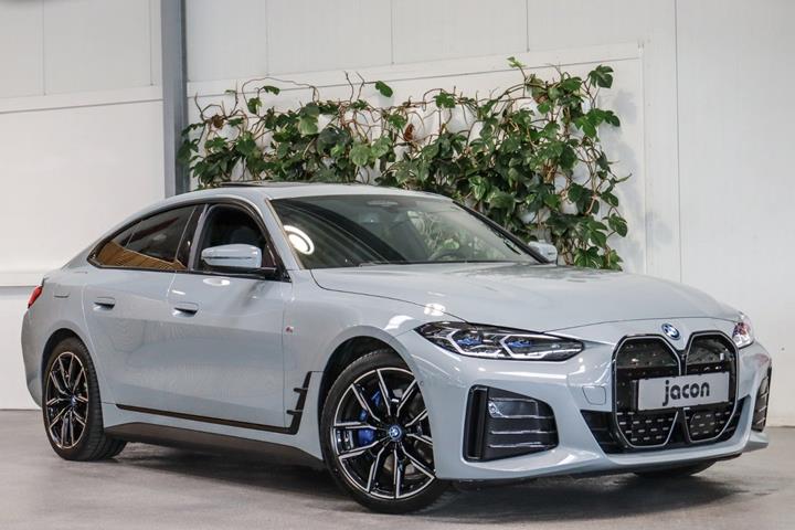 Grå BMW i4 fra 2022 set udefra