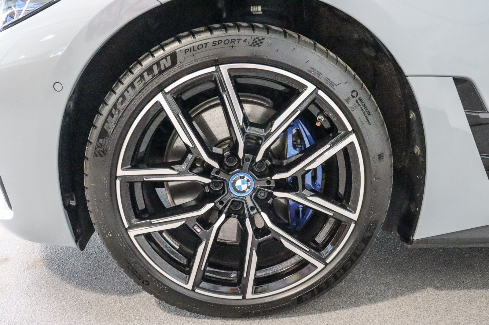 Grå BMW i4 fra 2022