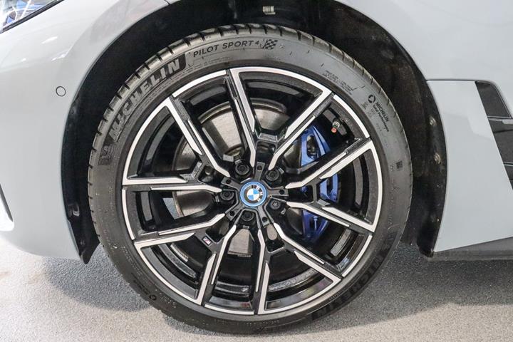 Grå BMW i4 fra 2022
