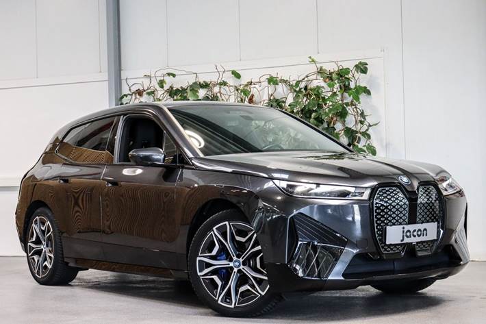 Grå BMW iX fra 2022 set udefra