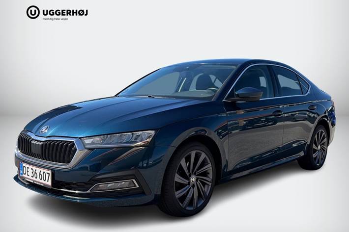 Blå Skoda Octavia fra 2021 set udefra