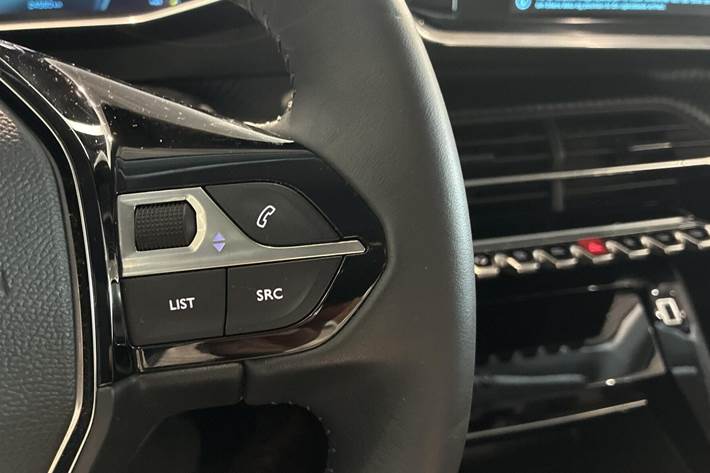 Blå Peugeot e-208 fra 2022