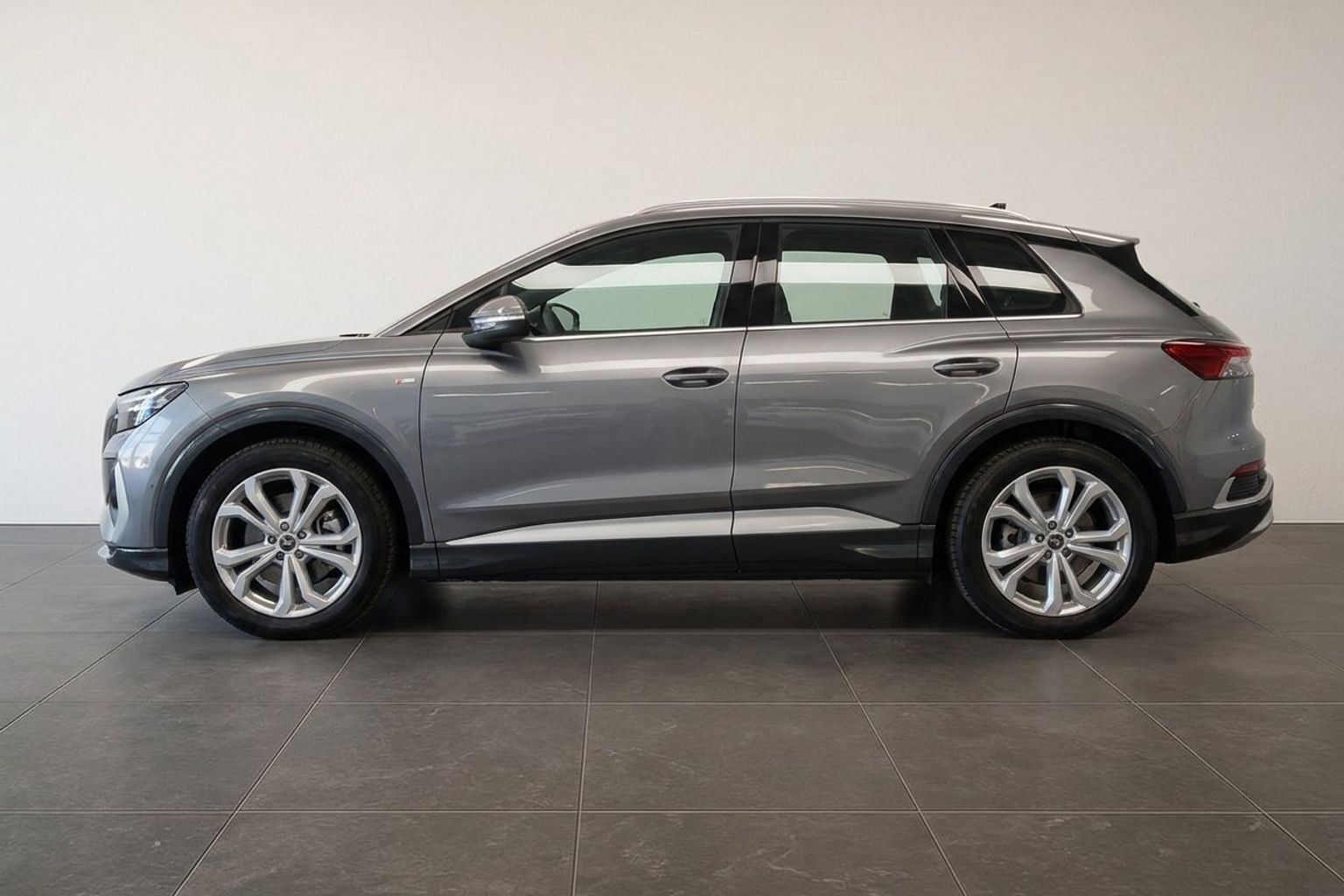 Grå Audi Q4 fra 2022