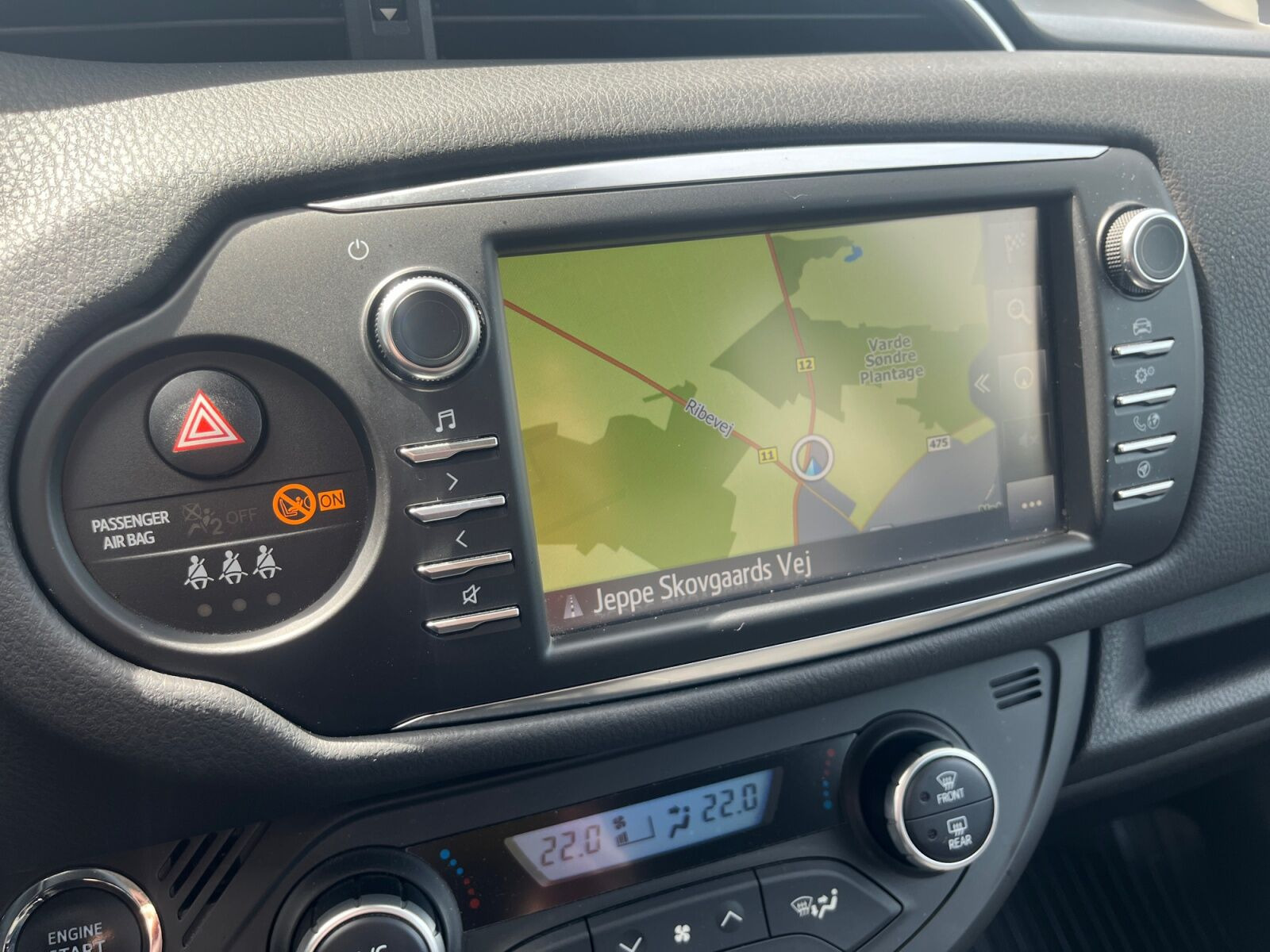 Grå Toyota Yaris fra 2019