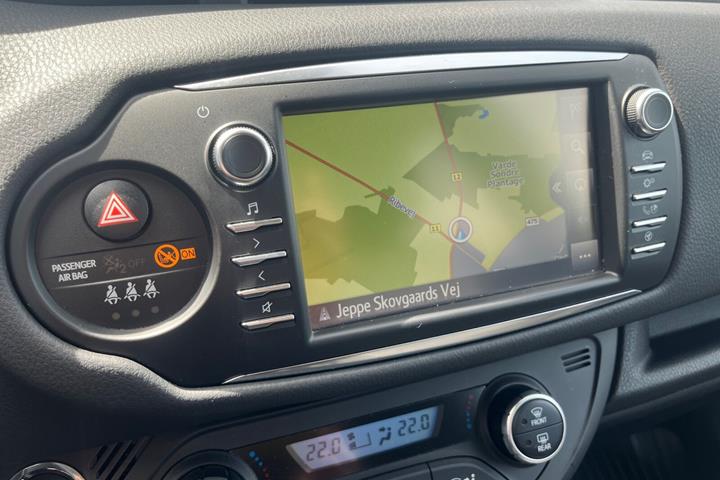 Grå Toyota Yaris fra 2019