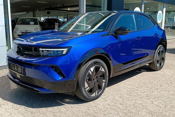 Blå Opel Mokka-e fra 2025