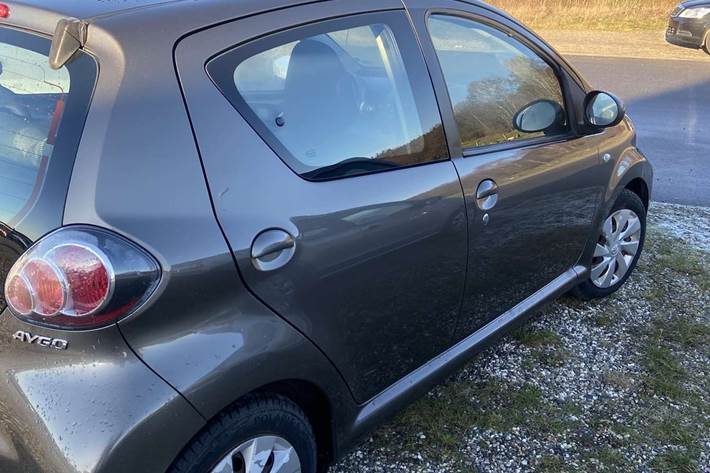 Bronze Toyota Aygo 1,0 fra 2012