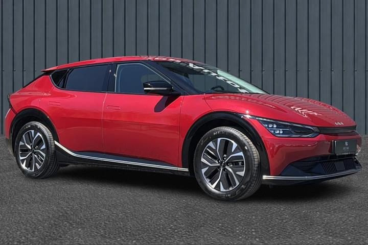 Rød Kia EV6 fra 2024 set udefra