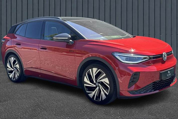 Rød VW ID.4 fra 2023 set udefra