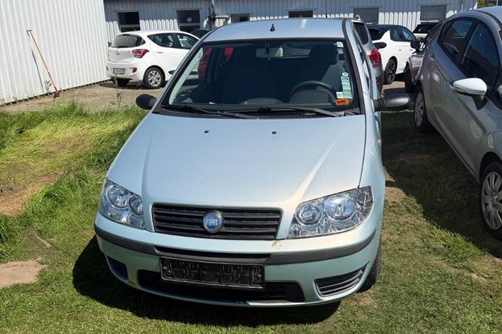 Sølv Fiat Punto fra 2004