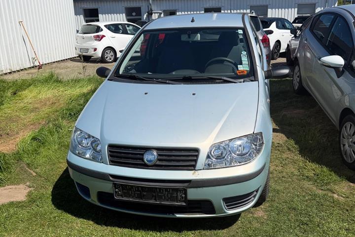 Sølv Fiat Punto fra 2004