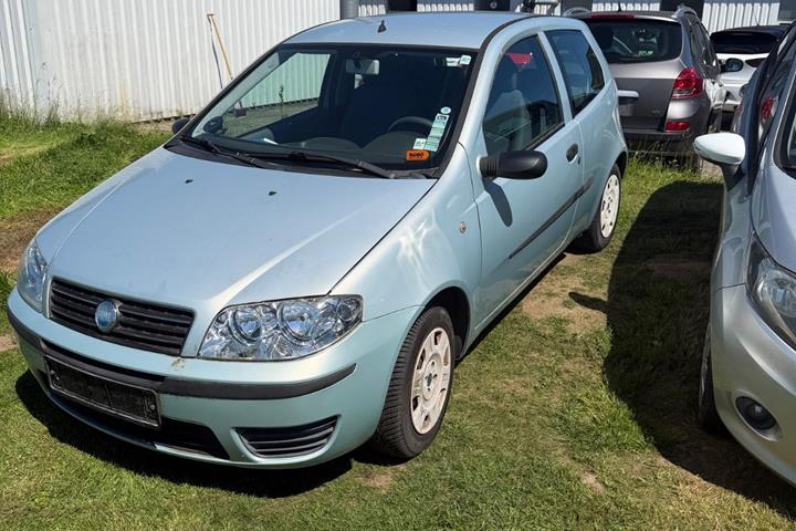 Sølv Fiat Punto fra 2004