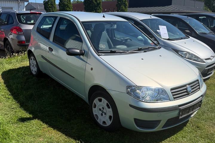 Sølv Fiat Punto fra 2004