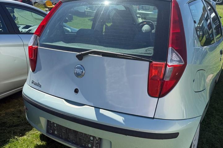 Sølv Fiat Punto fra 2004
