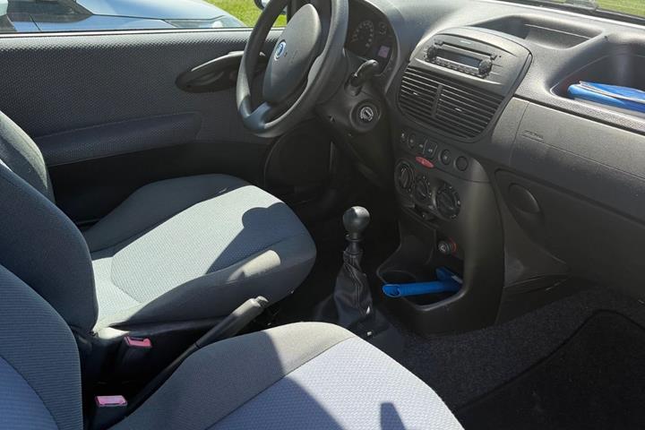 Sølv Fiat Punto fra 2004