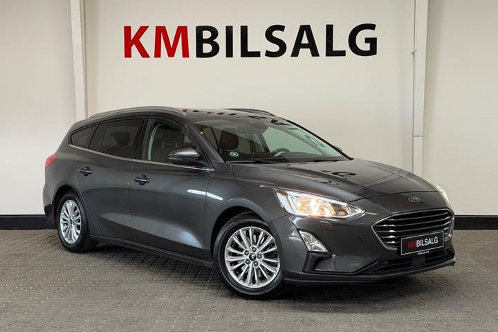 Grå Ford Focus fra 2019 set udefra