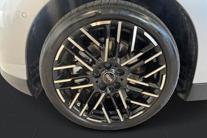 Sølv Mini Cooper SE fra 2025