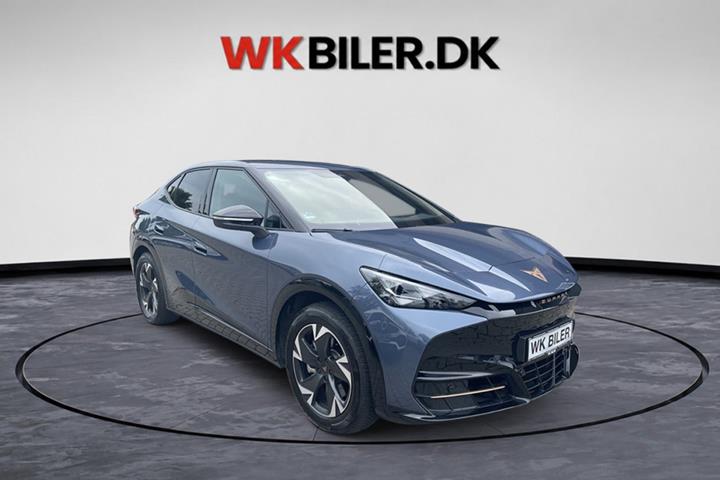 Blå Cupra Tavascan fra 2025 set udefra