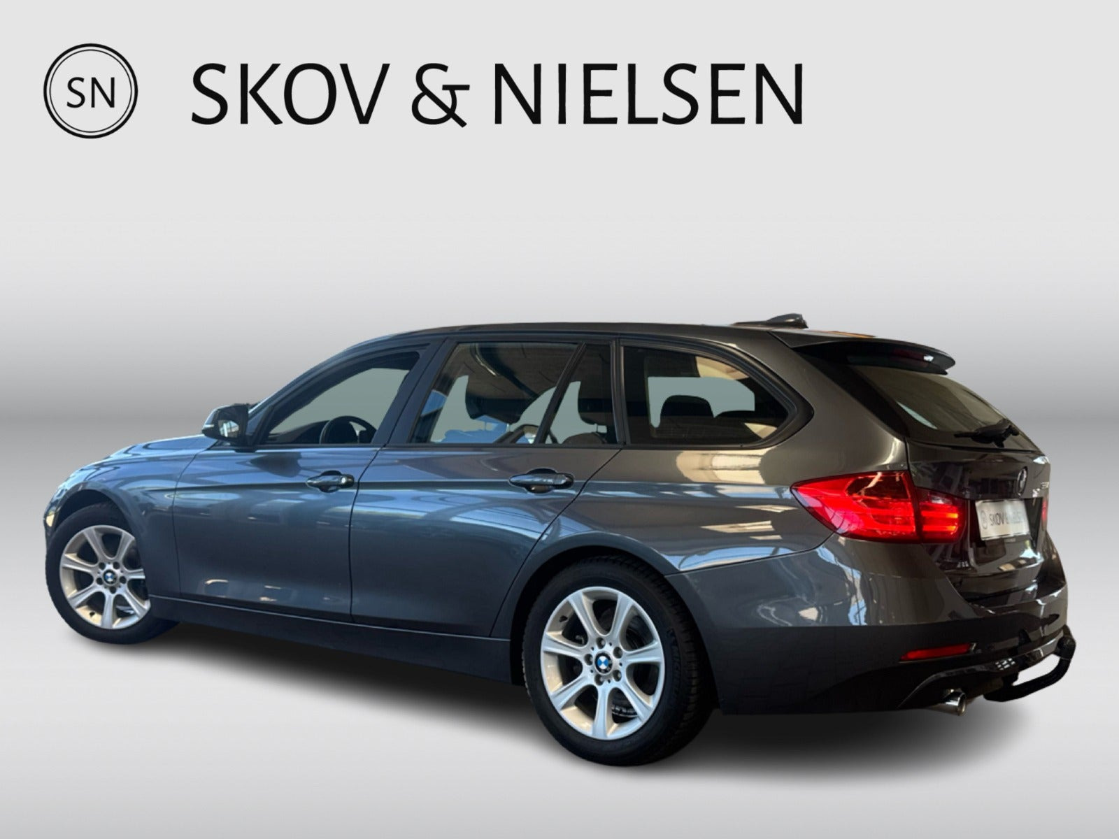 Grå BMW 320d fra 2014