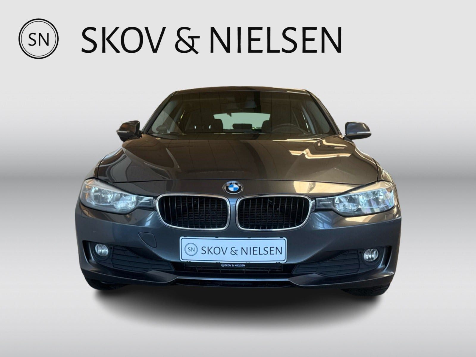 Grå BMW 320d fra 2014