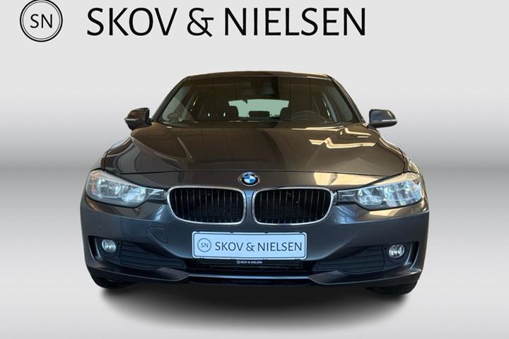 Grå BMW 320d fra 2014