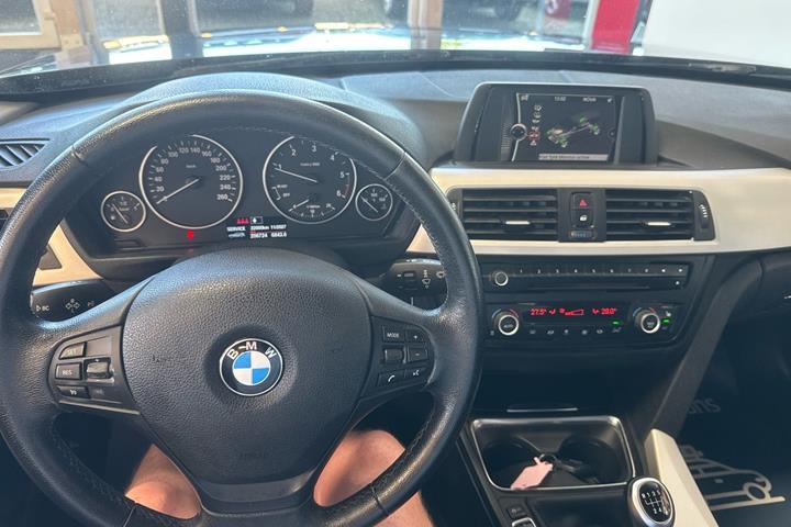 Grå BMW 320d fra 2014