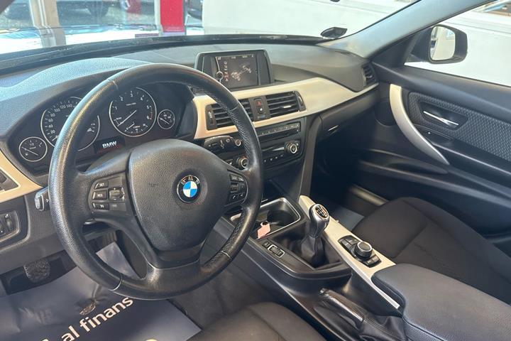 Grå BMW 320d fra 2014