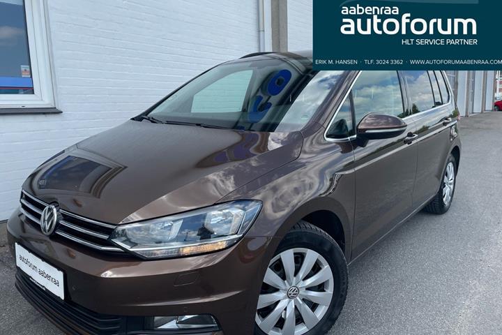 Brun VW Touran fra 2017 set udefra