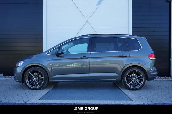 Grå VW Touran fra 2020