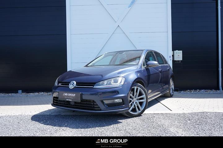Blå VW Golf VII fra 2016 set udefra