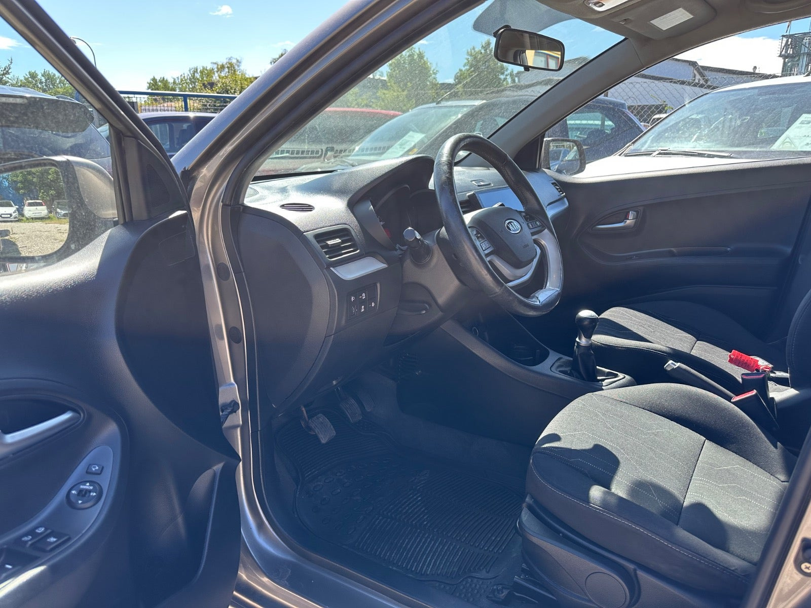 Beige Kia Picanto fra 2012