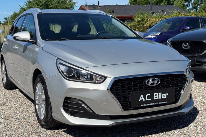 Sølv Hyundai i30 fra 2020 set udefra