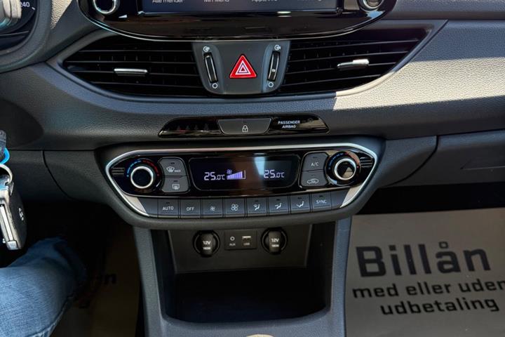 Sølv Hyundai i30 fra 2020